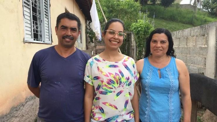 Nathalia Oliveira e seus pais, AntÃ´nio Carlos e Maria Helena de Oliveira, na casa da famÃ­lias em Vargem Grande Paulista, em SÃ£o Paulo â Foto: BBC