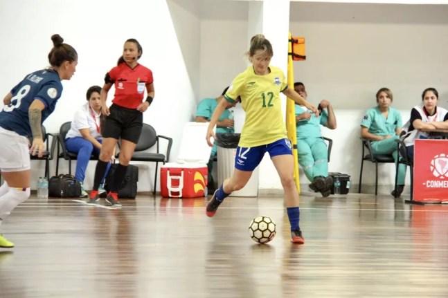 Amandinha em ação pela seleção brasileira de futsal — Foto: Naiara Gresta/CBFS