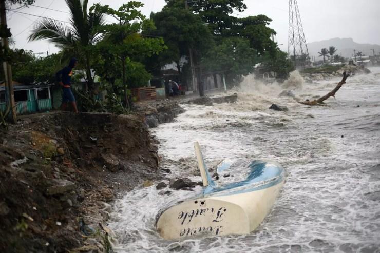 Ondas batem contra a costa e um barco encalhado, em Puerto Plata, República Dominicana (Foto: Ivan Alvarado/Reuters)