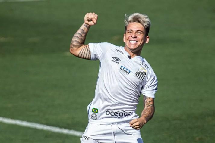 Soteldo comemora gol em Santos x Botafogo — Foto: VAN CAMPOS/FOTOARENA/FOTOARENA/ESTADÃO CONTEÚDO