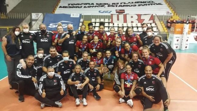 Sesc-Flamengo logo após a conquista do 17º título do Carioca de Vôlei — Foto: Gilvan de Souza/Flamengo