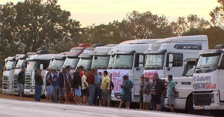 Caminhoneiros protestam na Rodovia Alcídio Balbo em Sertãozinho, SP (Foto: Ronaldo Gomes/EPTV)