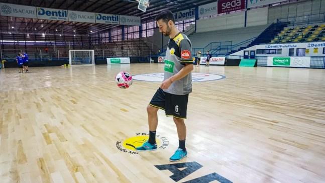 Fixo Neto está de volta ao Praia Clube, com contrato até fim de 2022 — Foto: Divulgação