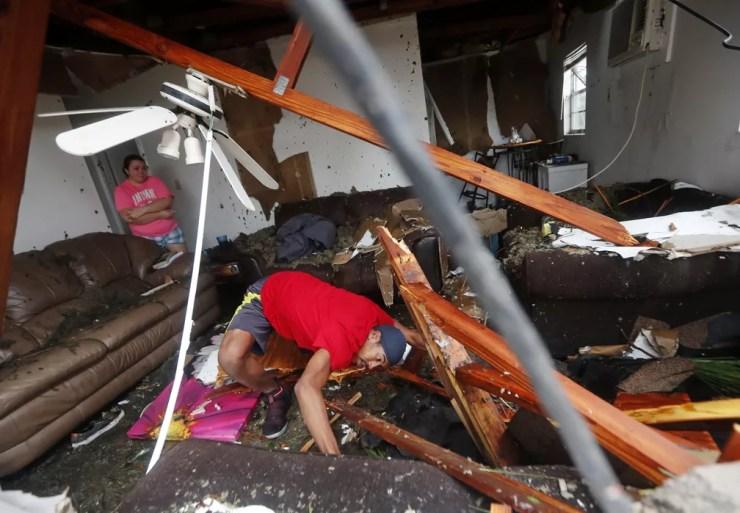Moradores de Panama City veem destruição em sua casa após passagem do furacão Michael — Foto: Gerald Herbert/AP Photo