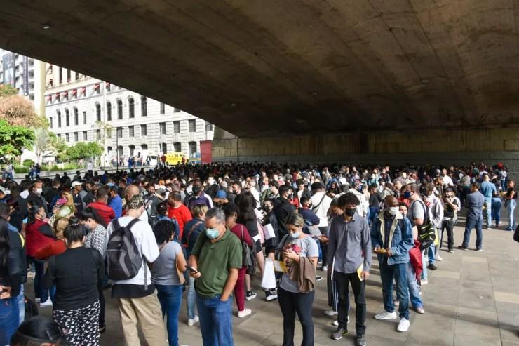 Milhares de pessoas participam de mutirão de emprego no Centro de SP — Foto: BRUNO ROCHA/ENQUADRAR/ESTADÃO CONTEÚDO