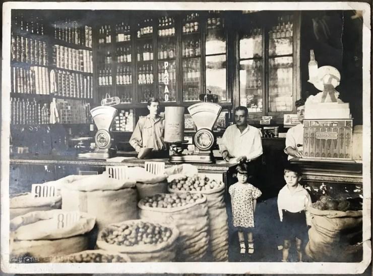 Foto na parede da sala da designer mostra avô em mercearia na Rua Teodoro Sampaio na década de 30 — Foto: Arquivo pessoal