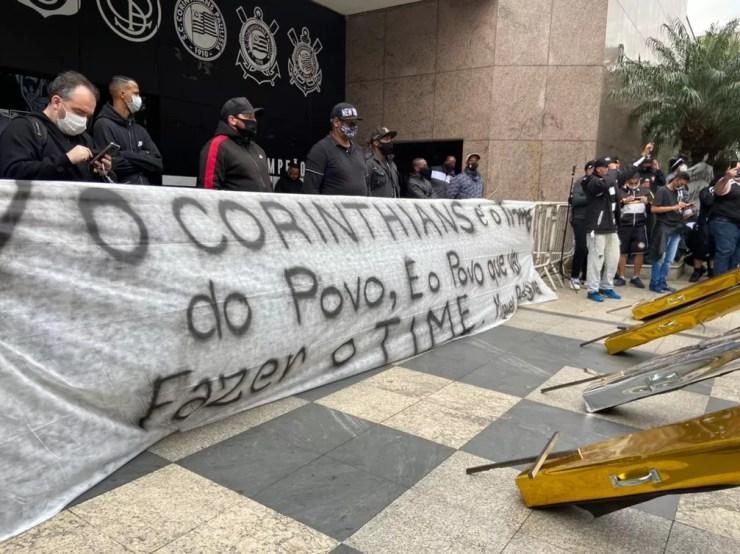 Torcida do Corinthians protesta no Parque São Jorge — Foto: Ana Canhedo