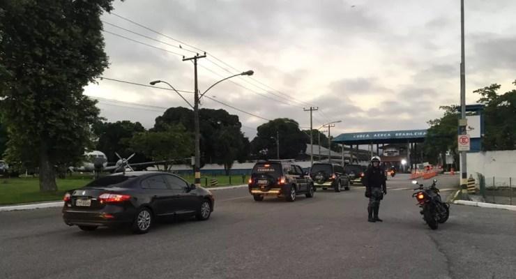 Comitiva de Bolsonaro chegou à base do Galeão às 5h58 desta terça-feira (13) — Foto: Narayana Borges/GloboNews
