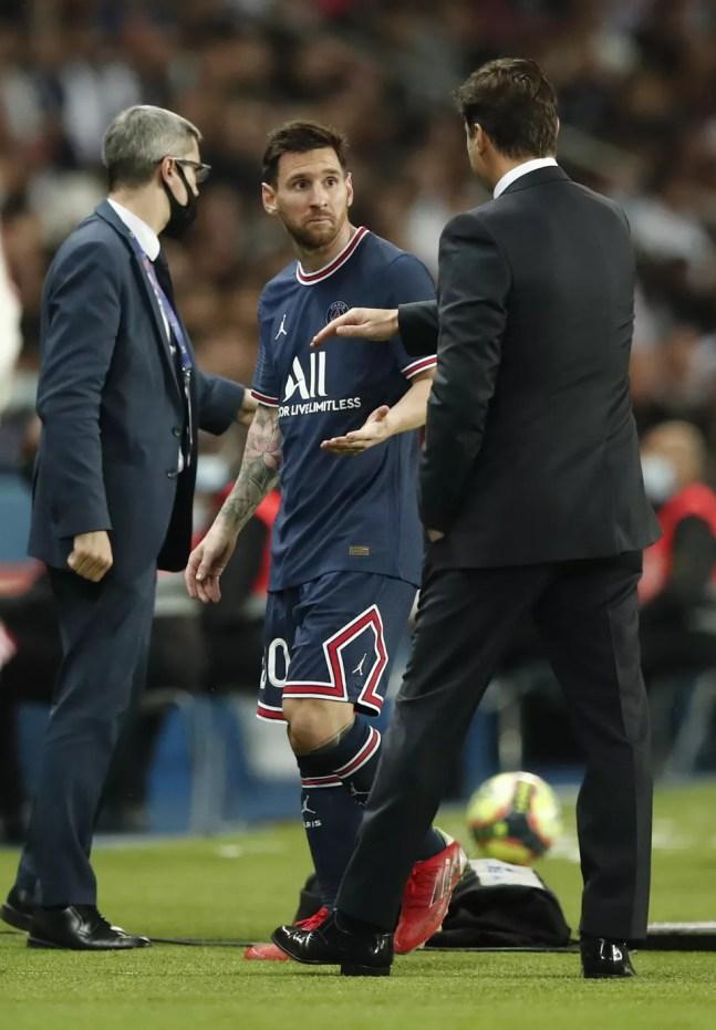 Messi fala com Mauricio Pochettino ao ser substituído em PSG x Lyon — Foto: REUTERS/Benoit Tessier