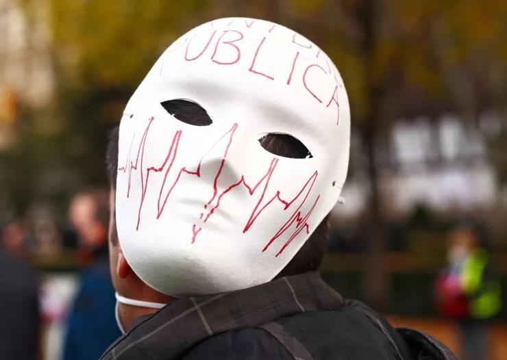 Um manifestante usa máscara durante passeata em apoio aos serviços de saúde pública em meio à pandemia da Covid-19 em Madrid , Espanha, em 29 de novembro — Foto: Javier Barbancho/Reuters