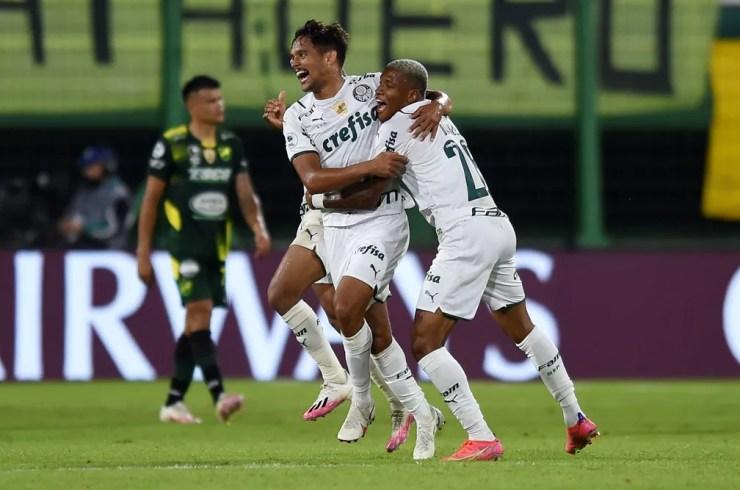 Gustavo Scarpa comemora gol da vitória do Palmeiras sobre o Defensa y Justicia, pela Recopa — Foto: REUTERS/Marcelo Endelli