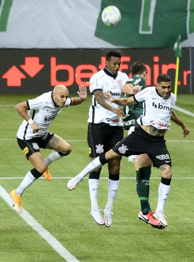 Gabriel, Jô e Fábio Santos em disputa pelo alto no Dérbi — Foto: Marcos Ribolli