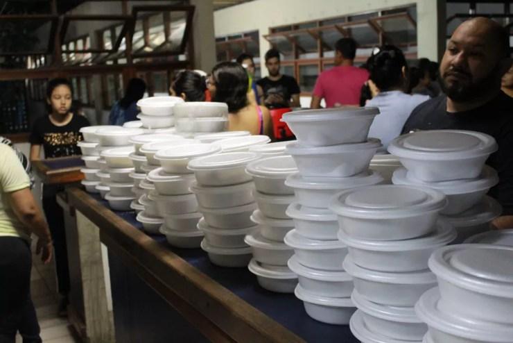 Alimentos também foram doados a vítimas — Foto: Rickardo Marques/G1 AM