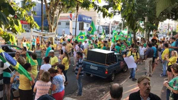 Grupo se reuniu a favor da condenação do ex-presidente Lula em São José do Rio Preto (SP) (Foto: Fernando Daguano/TV TEM)