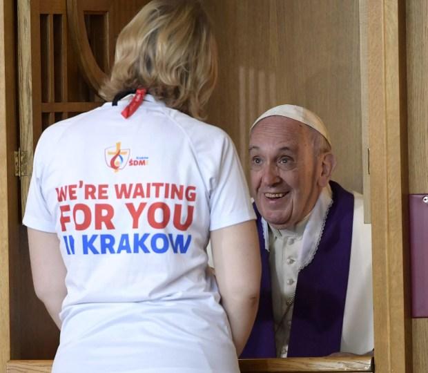  Papa Francisco confessa uma jovem no Santuário da Divida Misericórdia em Cracóvia neste sábado (30)  (Foto: L'Osservatore Romano/Pool Photo via AP)
