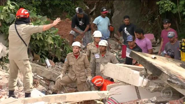 Deslizamento em Niterói deixa 10 mortos e feridos — Foto: Reprodução / TV Globo