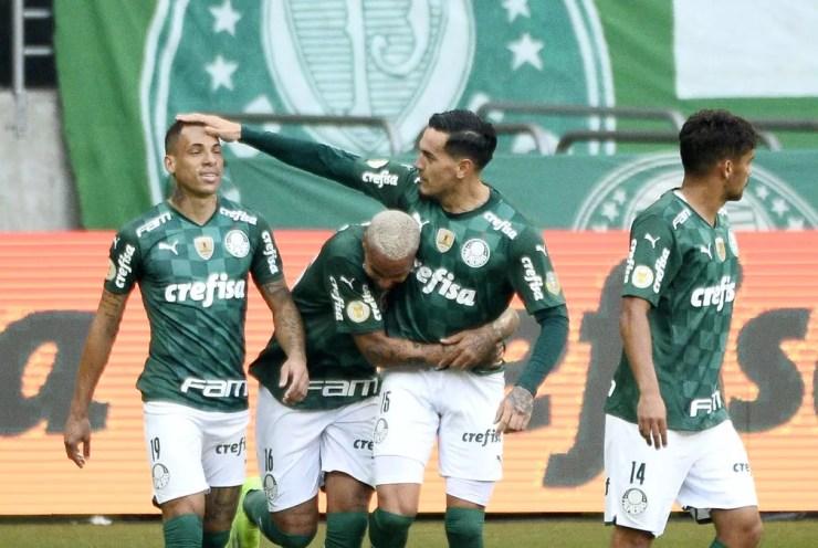 Jogadores do Palmeiras festejam gol contra o Santos — Foto: Marcos Ribolli