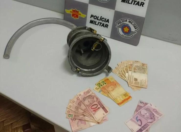Equipamento para furtar o combustível e dinheiro foram apreendidos (Foto: Divulgação/Polícia Rodoviária)