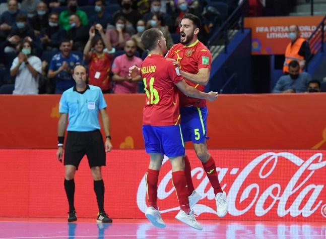 Miguel Mellado e Raul Gómez comemoram um dos gols da Espanha — Foto: Alexander Scheuber/FIFA