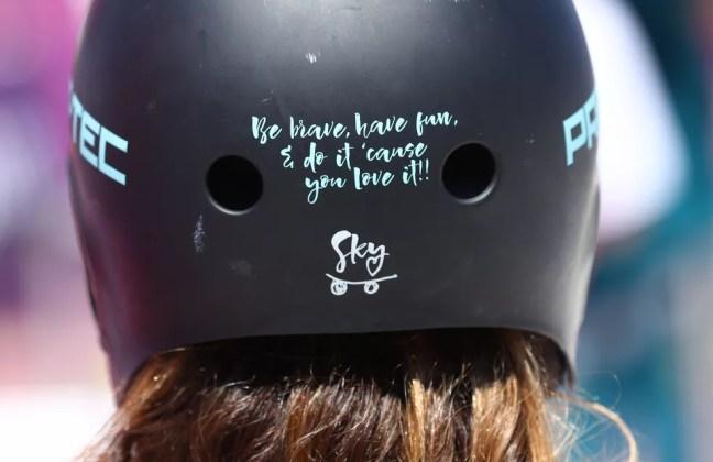 Detalhe do capacete de Sky Brown: "Seja corajosa, divirta-se, e faça porque você ama!" — Foto: REUTERS/Mike Blake