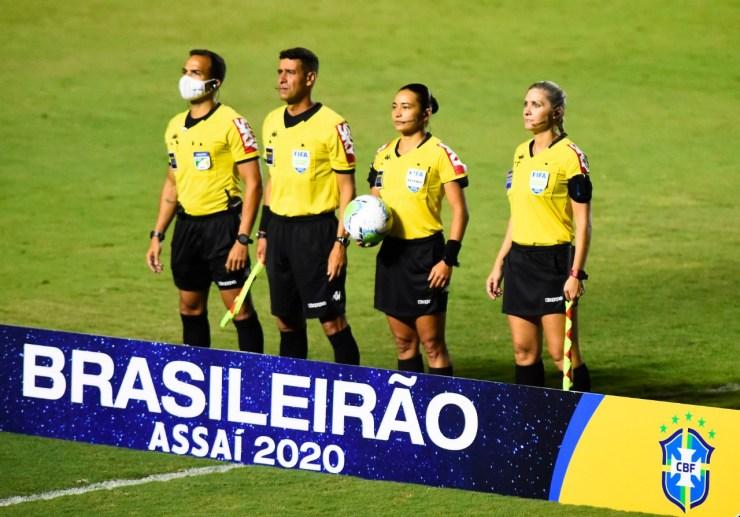 Árbitro e assistentes em ação durante o Brasileiro de 2020 - André Durão