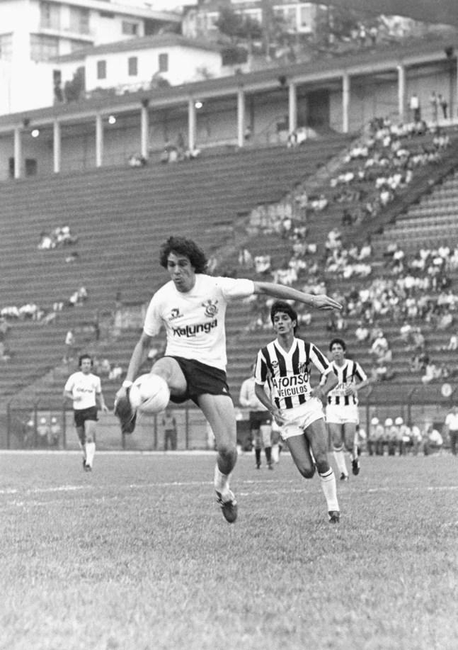 Casagrande, do Corinthians, contra o Santos em 1985 — Foto: DOMICIO PINHEIRO / Estadão Conteúdo