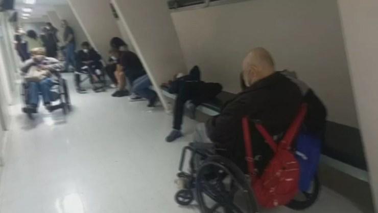 Pacientes debilitados, em cadeiras de rodas, esperam horas por atendimento no Hospital Público Estadual de SP — Foto: Reprodução TV Globo