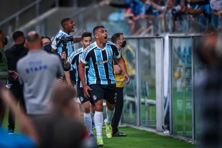 Jogadores em êxtase comemoram com a torcida após gol de Diego Souza — Foto: Lucas Uebel / Grêmio FBPA