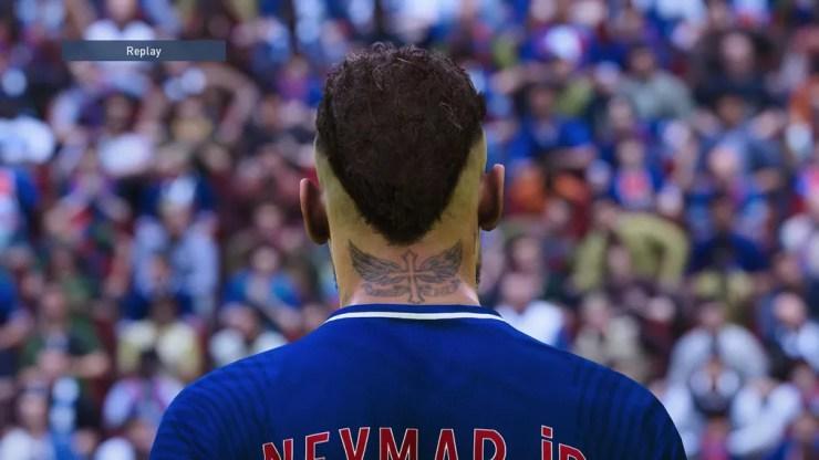 Cruz e asas de anjo: Neymar com tatuagens novas no PES 2021 — Foto: Reprodução