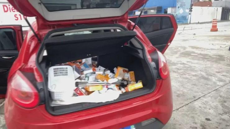 Carro carregado de produtos cosméticos após roubo a farmácia na Zona Sul de SP — Foto: Reprodução/TV Globo