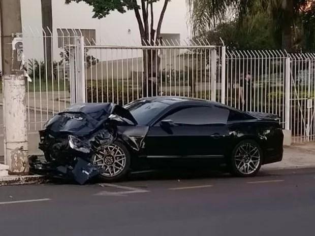 Mustang atingiu um poste depois de bater no carro  (Foto: TEM Você)