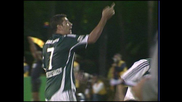 Em 2010, Diego Souza faz gesto obsceno para torcida do Palmeiras após ser vaiado