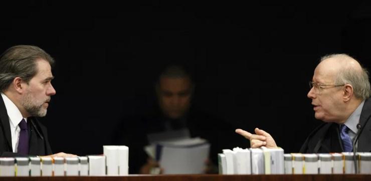 Novo presidente do STF, Dias Toffoli conversa no plenário da 2ª Turma com o decano da Corte, ministro Celso de Mello — Foto: Rosinei Coutinho/STF