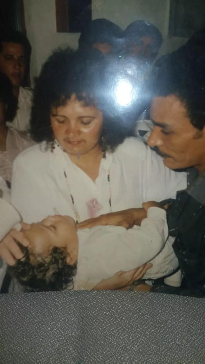 Charles do Bronx com os pais Francisco e Ozana — Foto: Arquivo pessoal