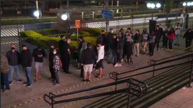 Megaposto da FMU, em Santo Amaro, registrou longas filas para vacinação na noite de sábado, 14 de agosto, na 'Virada da Vacina' — Foto: TV Globo