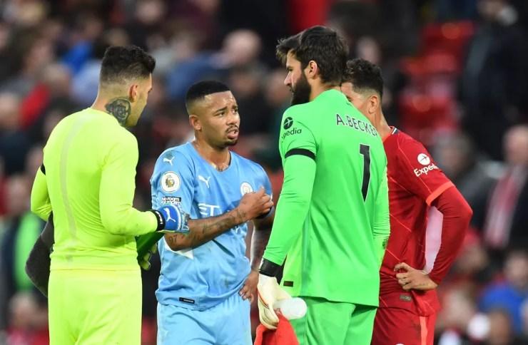 Ederson, Gabriel Jesus, Alisson e Roberto Firmino se reúnem após City x Liverpool: apenas Firmino não viaja desta vez  — Foto: Reuters