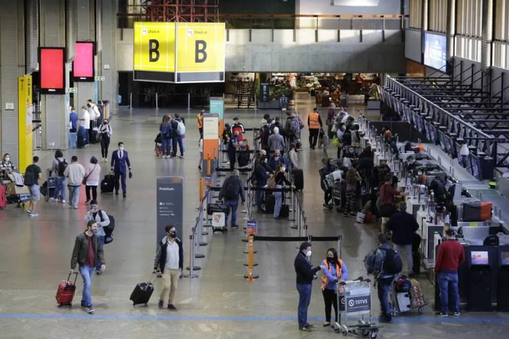 Movimentação de passageiros no saguão do Aeroporto Internacional de São Paulo, em Cumbica, Guarulhos, na manhã desta segunda-feira, 24 de maio de 2021 — Foto: NELSON ANTOINE/ESTADÃO CONTEÚDO