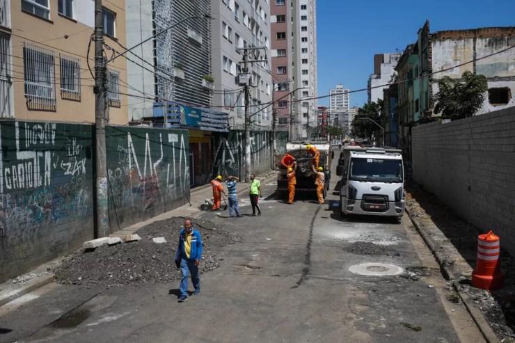 Rua Helvétia vazia nesta terça-feira (22), no local onde ficava o "fluxo" de usuários de droga da Cracolândia, no Centro de São Paulo.  — Foto: TIAGO QUEIROZ/ESTADÃO CONTEÚDO
