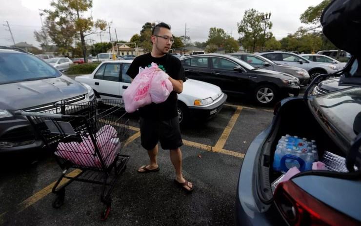 Homem se abastece com suprimentos em Nova Orleans antes de furacão Nate chegar aos Estados Unidos (Foto: Jonathan Bachman/Reuters)