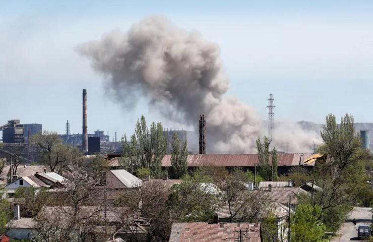 Fumaça é vista no complexo metalúrgico de Azovstal, em Mariupol, onde a ONU diz ser difícil estimar o número de mortos  — Foto: Alexander Ermochenko/ Reuters