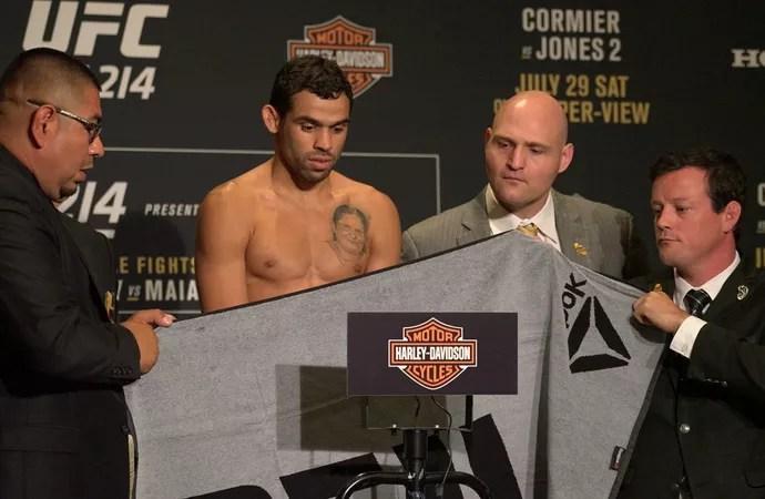 Renan Barão pesagem UFC 214 (Foto: Evelyn Rodrigues)
