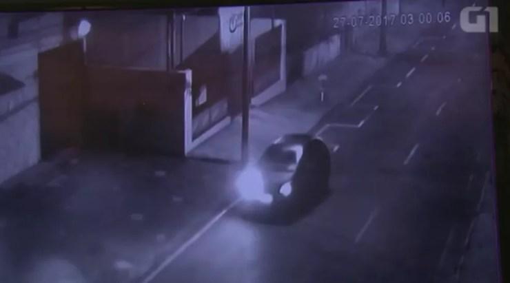Vídeo mostra suspeito de matar namorada com taco de beisebol fugindo com o carro dela (Foto: Reprodução/RPC)