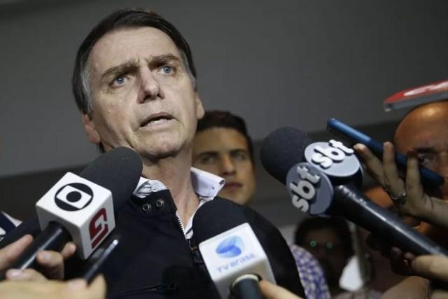 O candidato Jair Bolsonaro (PSL) fala à imprensa após gravação de campanha, no Rio de Janeiro neste sábado (13)  — Foto: Fernando Frazão/Agência Brasil 