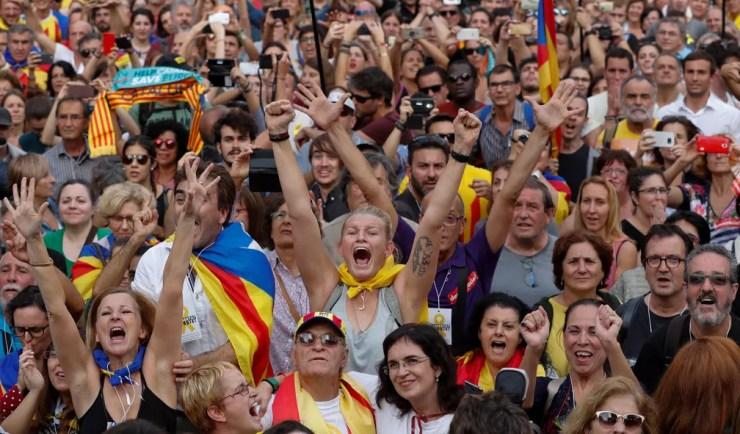 Pessoas comemoram nesta sexta-feira (27) a aprovação da declaração que prevê a independência da Catalunha (Foto:  Reuters/Yves Herman)