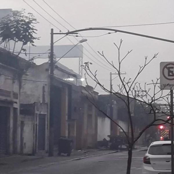 Área foi isolada após incêndio em armazém que guardava produto químico em Santos, SP — Foto: G1 Santos