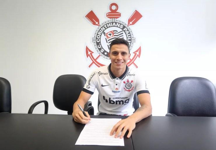 Gustavo Mantuan assina contrato com o Corinthians até 2025 — Foto: Rodrigo Coca / Ag.Corinthians