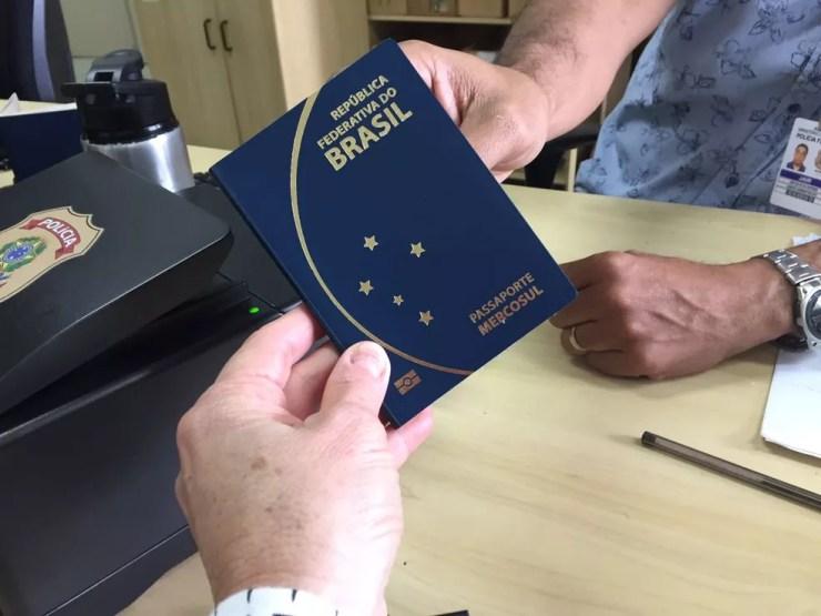 Entrega de passaporte em posto da Polícia Federal, em imagem de arquivo (Foto: Márcia Callegaro/G1)