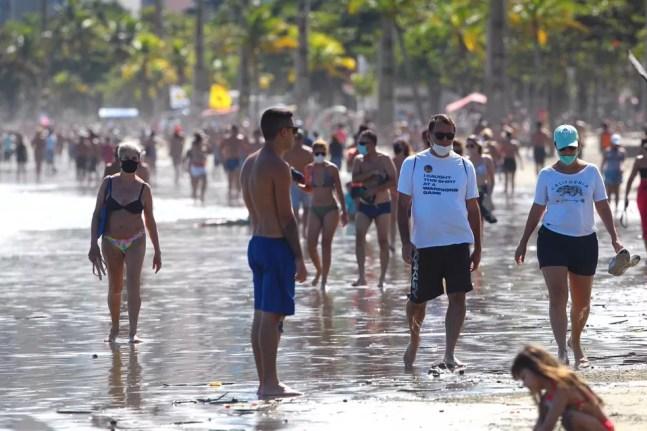 Praias têm movimento intenso em Santos, SP — Foto: Matheus Tagé/Jornal A Tribuna