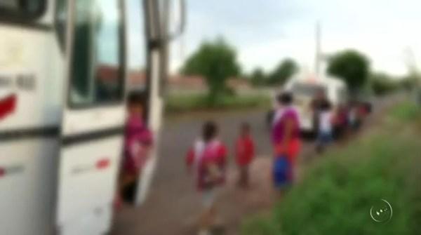 Ônibus quebrou e estudantes foram transferidos para outros transportes para chegar às escolas (Foto: Reprodução/TV TEM)
