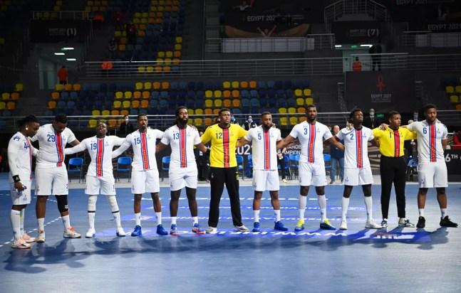 Cabo Verde contou só com 11 jogadores contra a Hungria no Mundial e depois de novos casos de covid abandonou a competição — Foto: REUTERS/Anne-Christine Poujoulat